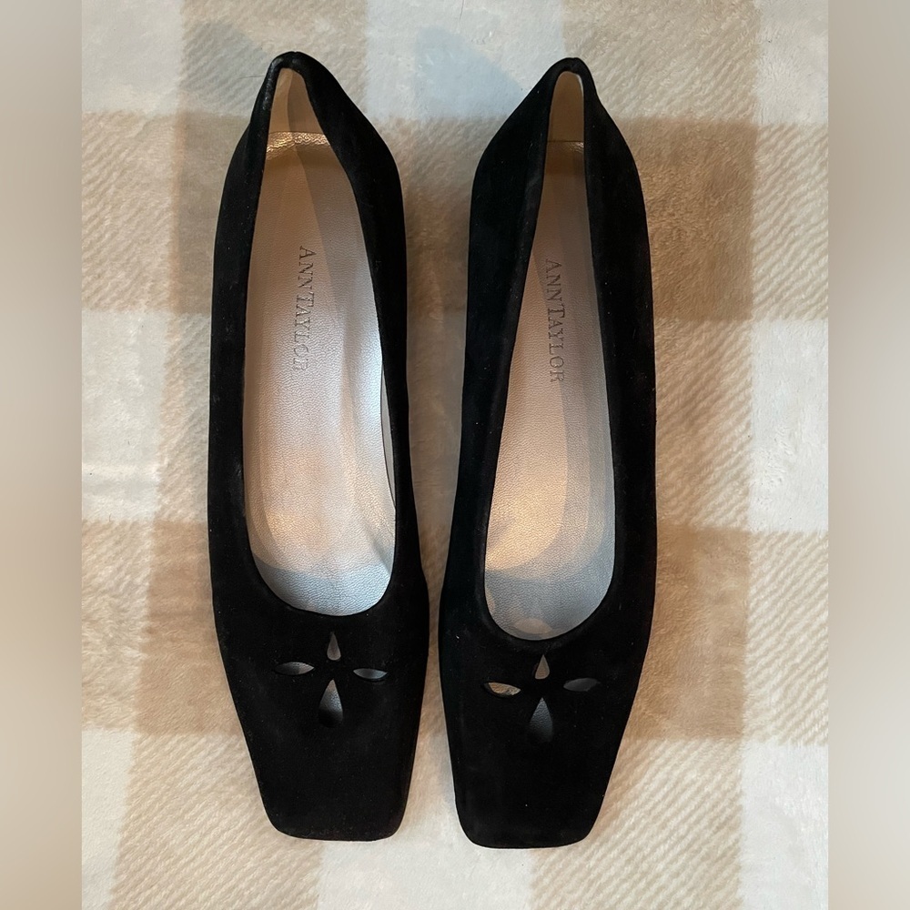 NEW 7.5 Ann Taylor Black Suede Flats with Floral cutout. Square tops